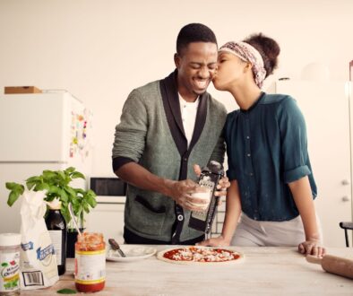 couple in relationship cooking pizza together at home_relationship therapist
