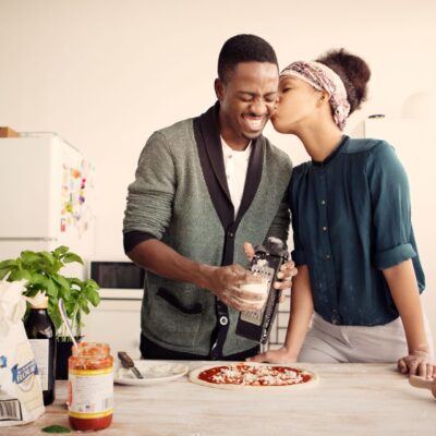 couple in relationship cooking pizza together at home_relationship therapist